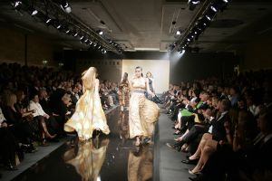 18-03-2007 SHOWBIZZ; ZAKEN VROUWEN HOUDEN VAN MOOIE MODE DUS VAN MART VISSER. Het Amsterdamse Hilton was weer bepalende lokatie voor het modebeeld van voorjaar-zomer 2007. Mart Visser bracht een wisselende show van zijn draagbare mode voor vooral de zakenvrouw, jong of oud. Ook diverse kamerleden waren weer aanwezig en allen droegen zij een creatie van Mart Visser. Zo liepen er rond Leatitia Griffith, Karien van Gennip,Ed Nijpels met partner Elsbeth Janmaat, Ans Markus,Christine Noordzij,Cees Dam, Gerrie van der Klei,Tineke de Groot en Mariette  Barnhoorn. 
foto: Albert den Iseger.