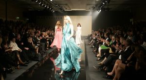 18-03-2007 SHOWBIZZ; ZAKEN VROUWEN HOUDEN VAN MOOIE MODE DUS VAN MART VISSER. Het Amsterdamse Hilton was weer bepalende lokatie voor het modebeeld van voorjaar-zomer 2007. Mart Visser bracht een wisselende show van zijn draagbare mode voor vooral de zakenvrouw, jong of oud. Ook diverse kamerleden waren weer aanwezig en allen droegen zij een creatie van Mart Visser. Zo liepen er rond Leatitia Griffith, Karien van Gennip,Ed Nijpels met partner Elsbeth Janmaat, Ans Markus,Christine Noordzij,Cees Dam, Gerrie van der Klei,Tineke de Groot en Mariette  Barnhoorn. 
foto: Albert den Iseger.
