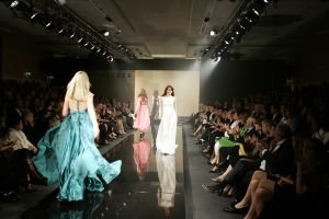 18-03-2007 SHOWBIZZ; ZAKEN VROUWEN HOUDEN VAN MOOIE MODE DUS VAN MART VISSER. Het Amsterdamse Hilton was weer bepalende lokatie voor het modebeeld van voorjaar-zomer 2007. Mart Visser bracht een wisselende show van zijn draagbare mode voor vooral de zakenvrouw, jong of oud. Ook diverse kamerleden waren weer aanwezig en allen droegen zij een creatie van Mart Visser. Zo liepen er rond Leatitia Griffith, Karien van Gennip,Ed Nijpels met partner Elsbeth Janmaat, Ans Markus,Christine Noordzij,Cees Dam, Gerrie van der Klei,Tineke de Groot en Mariette  Barnhoorn. 
foto: Albert den Iseger.