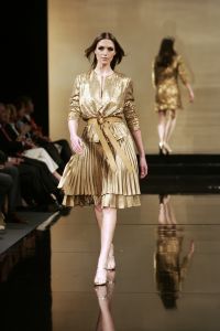 18-03-2007 SHOWBIZZ; ZAKEN VROUWEN HOUDEN VAN MOOIE MODE DUS VAN MART VISSER. Het Amsterdamse Hilton was weer bepalende lokatie voor het modebeeld van voorjaar-zomer 2007. Mart Visser bracht een wisselende show van zijn draagbare mode voor vooral de zakenvrouw, jong of oud. Ook diverse kamerleden waren weer aanwezig en allen droegen zij een creatie van Mart Visser. Zo liepen er rond Leatitia Griffith, Karien van Gennip,Ed Nijpels met partner Elsbeth Janmaat, Ans Markus,Christine Noordzij,Cees Dam, Gerrie van der Klei,Tineke de Groot en Mariette  Barnhoorn. 
foto: Albert den Iseger.