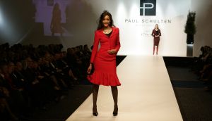 20-03-2007 SHOWBIZZ; PAUL SCHULTEN PRESENTEERDE WEER EEN BIJZONDERE VOORJAARS-ZOMERMODESHOW. Het Okura was weer afgeladen vol met mensen die de bijzondere mode van Paul en zijn Team kunnen waarderen.Vele modellen ook met een maatje meer presenteerde prachtige opzienbarende mode, afgewisseld met mode voor de jonge zakenvrouw.Voor elk wat wils bracht Paul Schulten een bijzondere show waar ieder van genoten heeft, ook de vele bekende Nederlanders waren na de modeshow diep onder de indruk van de creatieve inspiratie van Paul Schulten. Het is nu afspraken maken en allerlei creaties op maat gaan maken voor de kooplustige clienten.
Foto: Albert den Iseger.