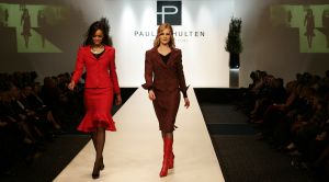 20-03-2007 SHOWBIZZ; PAUL SCHULTEN PRESENTEERDE WEER EEN BIJZONDERE VOORJAARS-ZOMERMODESHOW. Het Okura was weer afgeladen vol met mensen die de bijzondere mode van Paul en zijn Team kunnen waarderen.Vele modellen ook met een maatje meer presenteerde prachtige opzienbarende mode, afgewisseld met mode voor de jonge zakenvrouw.Voor elk wat wils bracht Paul Schulten een bijzondere show waar ieder van genoten heeft, ook de vele bekende Nederlanders waren na de modeshow diep onder de indruk van de creatieve inspiratie van Paul Schulten. Het is nu afspraken maken en allerlei creaties op maat gaan maken voor de kooplustige clienten.
Foto: Albert den Iseger.