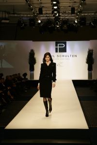 20-03-2007 SHOWBIZZ; PAUL SCHULTEN PRESENTEERDE WEER EEN BIJZONDERE VOORJAARS-ZOMERMODESHOW. Het Okura was weer afgeladen vol met mensen die de bijzondere mode van Paul en zijn Team kunnen waarderen.Vele modellen ook met een maatje meer presenteerde prachtige opzienbarende mode, afgewisseld met mode voor de jonge zakenvrouw.Voor elk wat wils bracht Paul Schulten een bijzondere show waar ieder van genoten heeft, ook de vele bekende Nederlanders waren na de modeshow diep onder de indruk van de creatieve inspiratie van Paul Schulten. Het is nu afspraken maken en allerlei creaties op maat gaan maken voor de kooplustige clienten.
Foto: Albert den Iseger.