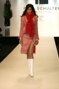 20-03-2007 SHOWBIZZ; PAUL SCHULTEN PRESENTEERDE WEER EEN BIJZONDERE VOORJAARS-ZOMERMODESHOW. Het Okura was weer afgeladen vol met mensen die de bijzondere mode van Paul en zijn Team kunnen waarderen.Vele modellen ook met een maatje meer presenteerde prachtige opzienbarende mode, afgewisseld met mode voor de jonge zakenvrouw.Voor elk wat wils bracht Paul Schulten een bijzondere show waar ieder van genoten heeft, ook de vele bekende Nederlanders waren na de modeshow diep onder de indruk van de creatieve inspiratie van Paul Schulten. Het is nu afspraken maken en allerlei creaties op maat gaan maken voor de kooplustige clienten.
Foto: Albert den Iseger.