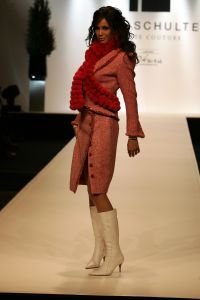 20-03-2007 SHOWBIZZ; PAUL SCHULTEN PRESENTEERDE WEER EEN BIJZONDERE VOORJAARS-ZOMERMODESHOW. Het Okura was weer afgeladen vol met mensen die de bijzondere mode van Paul en zijn Team kunnen waarderen.Vele modellen ook met een maatje meer presenteerde prachtige opzienbarende mode, afgewisseld met mode voor de jonge zakenvrouw.Voor elk wat wils bracht Paul Schulten een bijzondere show waar ieder van genoten heeft, ook de vele bekende Nederlanders waren na de modeshow diep onder de indruk van de creatieve inspiratie van Paul Schulten. Het is nu afspraken maken en allerlei creaties op maat gaan maken voor de kooplustige clienten.
Foto: Albert den Iseger.
