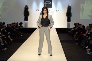 20-03-2007 SHOWBIZZ; PAUL SCHULTEN PRESENTEERDE WEER EEN BIJZONDERE VOORJAARS-ZOMERMODESHOW. Het Okura was weer afgeladen vol met mensen die de bijzondere mode van Paul en zijn Team kunnen waarderen.Vele modellen ook met een maatje meer presenteerde prachtige opzienbarende mode, afgewisseld met mode voor de jonge zakenvrouw.Voor elk wat wils bracht Paul Schulten een bijzondere show waar ieder van genoten heeft, ook de vele bekende Nederlanders waren na de modeshow diep onder de indruk van de creatieve inspiratie van Paul Schulten. Het is nu afspraken maken en allerlei creaties op maat gaan maken voor de kooplustige clienten.
Foto: Albert den Iseger.