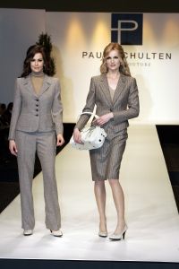 20-03-2007 SHOWBIZZ; PAUL SCHULTEN PRESENTEERDE WEER EEN BIJZONDERE VOORJAARS-ZOMERMODESHOW. Het Okura was weer afgeladen vol met mensen die de bijzondere mode van Paul en zijn Team kunnen waarderen.Vele modellen ook met een maatje meer presenteerde prachtige opzienbarende mode, afgewisseld met mode voor de jonge zakenvrouw.Voor elk wat wils bracht Paul Schulten een bijzondere show waar ieder van genoten heeft, ook de vele bekende Nederlanders waren na de modeshow diep onder de indruk van de creatieve inspiratie van Paul Schulten. Het is nu afspraken maken en allerlei creaties op maat gaan maken voor de kooplustige clienten.
Foto: Albert den Iseger.