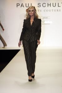 20-03-2007 SHOWBIZZ; PAUL SCHULTEN PRESENTEERDE WEER EEN BIJZONDERE VOORJAARS-ZOMERMODESHOW. Het Okura was weer afgeladen vol met mensen die de bijzondere mode van Paul en zijn Team kunnen waarderen.Vele modellen ook met een maatje meer presenteerde prachtige opzienbarende mode, afgewisseld met mode voor de jonge zakenvrouw.Voor elk wat wils bracht Paul Schulten een bijzondere show waar ieder van genoten heeft, ook de vele bekende Nederlanders waren na de modeshow diep onder de indruk van de creatieve inspiratie van Paul Schulten. Het is nu afspraken maken en allerlei creaties op maat gaan maken voor de kooplustige clienten.
Foto: Albert den Iseger.