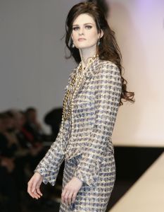 20-03-2007 SHOWBIZZ; PAUL SCHULTEN PRESENTEERDE WEER EEN BIJZONDERE VOORJAARS-ZOMERMODESHOW. Het Okura was weer afgeladen vol met mensen die de bijzondere mode van Paul en zijn Team kunnen waarderen.Vele modellen ook met een maatje meer presenteerde prachtige opzienbarende mode, afgewisseld met mode voor de jonge zakenvrouw.Voor elk wat wils bracht Paul Schulten een bijzondere show waar ieder van genoten heeft, ook de vele bekende Nederlanders waren na de modeshow diep onder de indruk van de creatieve inspiratie van Paul Schulten. Het is nu afspraken maken en allerlei creaties op maat gaan maken voor de kooplustige clienten.
Foto: Albert den Iseger.