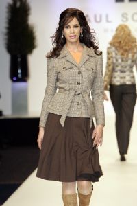 20-03-2007 SHOWBIZZ; PAUL SCHULTEN PRESENTEERDE WEER EEN BIJZONDERE VOORJAARS-ZOMERMODESHOW. Het Okura was weer afgeladen vol met mensen die de bijzondere mode van Paul en zijn Team kunnen waarderen.Vele modellen ook met een maatje meer presenteerde prachtige opzienbarende mode, afgewisseld met mode voor de jonge zakenvrouw.Voor elk wat wils bracht Paul Schulten een bijzondere show waar ieder van genoten heeft, ook de vele bekende Nederlanders waren na de modeshow diep onder de indruk van de creatieve inspiratie van Paul Schulten. Het is nu afspraken maken en allerlei creaties op maat gaan maken voor de kooplustige clienten.
Foto: Albert den Iseger.