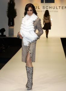 20-03-2007 SHOWBIZZ; PAUL SCHULTEN PRESENTEERDE WEER EEN BIJZONDERE VOORJAARS-ZOMERMODESHOW. Het Okura was weer afgeladen vol met mensen die de bijzondere mode van Paul en zijn Team kunnen waarderen.Vele modellen ook met een maatje meer presenteerde prachtige opzienbarende mode, afgewisseld met mode voor de jonge zakenvrouw.Voor elk wat wils bracht Paul Schulten een bijzondere show waar ieder van genoten heeft, ook de vele bekende Nederlanders waren na de modeshow diep onder de indruk van de creatieve inspiratie van Paul Schulten. Het is nu afspraken maken en allerlei creaties op maat gaan maken voor de kooplustige clienten.
Foto: Albert den Iseger.