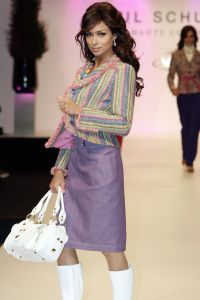 20-03-2007 SHOWBIZZ; PAUL SCHULTEN PRESENTEERDE WEER EEN BIJZONDERE VOORJAARS-ZOMERMODESHOW. Het Okura was weer afgeladen vol met mensen die de bijzondere mode van Paul en zijn Team kunnen waarderen.Vele modellen ook met een maatje meer presenteerde prachtige opzienbarende mode, afgewisseld met mode voor de jonge zakenvrouw.Voor elk wat wils bracht Paul Schulten een bijzondere show waar ieder van genoten heeft, ook de vele bekende Nederlanders waren na de modeshow diep onder de indruk van de creatieve inspiratie van Paul Schulten. Het is nu afspraken maken en allerlei creaties op maat gaan maken voor de kooplustige clienten.
Foto: Albert den Iseger.