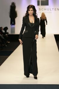 20-03-2007 SHOWBIZZ; PAUL SCHULTEN PRESENTEERDE WEER EEN BIJZONDERE VOORJAARS-ZOMERMODESHOW. Het Okura was weer afgeladen vol met mensen die de bijzondere mode van Paul en zijn Team kunnen waarderen.Vele modellen ook met een maatje meer presenteerde prachtige opzienbarende mode, afgewisseld met mode voor de jonge zakenvrouw.Voor elk wat wils bracht Paul Schulten een bijzondere show waar ieder van genoten heeft, ook de vele bekende Nederlanders waren na de modeshow diep onder de indruk van de creatieve inspiratie van Paul Schulten. Het is nu afspraken maken en allerlei creaties op maat gaan maken voor de kooplustige clienten.
Foto: Albert den Iseger.