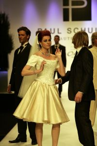 20-03-2007 SHOWBIZZ; PAUL SCHULTEN PRESENTEERDE WEER EEN BIJZONDERE VOORJAARS-ZOMERMODESHOW. Het Okura was weer afgeladen vol met mensen die de bijzondere mode van Paul en zijn Team kunnen waarderen.Vele modellen ook met een maatje meer presenteerde prachtige opzienbarende mode, afgewisseld met mode voor de jonge zakenvrouw.Voor elk wat wils bracht Paul Schulten een bijzondere show waar ieder van genoten heeft, ook de vele bekende Nederlanders waren na de modeshow diep onder de indruk van de creatieve inspiratie van Paul Schulten. Het is nu afspraken maken en allerlei creaties op maat gaan maken voor de kooplustige clienten.
Foto: Albert den Iseger.