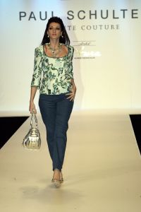 20-03-2007 SHOWBIZZ; PAUL SCHULTEN PRESENTEERDE WEER EEN BIJZONDERE VOORJAARS-ZOMERMODESHOW. Het Okura was weer afgeladen vol met mensen die de bijzondere mode van Paul en zijn Team kunnen waarderen.Vele modellen ook met een maatje meer presenteerde prachtige opzienbarende mode, afgewisseld met mode voor de jonge zakenvrouw.Voor elk wat wils bracht Paul Schulten een bijzondere show waar ieder van genoten heeft, ook de vele bekende Nederlanders waren na de modeshow diep onder de indruk van de creatieve inspiratie van Paul Schulten. Het is nu afspraken maken en allerlei creaties op maat gaan maken voor de kooplustige clienten.
Foto: Albert den Iseger.