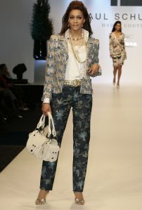 20-03-2007 SHOWBIZZ; PAUL SCHULTEN PRESENTEERDE WEER EEN BIJZONDERE VOORJAARS-ZOMERMODESHOW. Het Okura was weer afgeladen vol met mensen die de bijzondere mode van Paul en zijn Team kunnen waarderen.Vele modellen ook met een maatje meer presenteerde prachtige opzienbarende mode, afgewisseld met mode voor de jonge zakenvrouw.Voor elk wat wils bracht Paul Schulten een bijzondere show waar ieder van genoten heeft, ook de vele bekende Nederlanders waren na de modeshow diep onder de indruk van de creatieve inspiratie van Paul Schulten. Het is nu afspraken maken en allerlei creaties op maat gaan maken voor de kooplustige clienten.
Foto: Albert den Iseger.