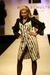 20-03-2007 SHOWBIZZ; PAUL SCHULTEN PRESENTEERDE WEER EEN BIJZONDERE VOORJAARS-ZOMERMODESHOW. Het Okura was weer afgeladen vol met mensen die de bijzondere mode van Paul en zijn Team kunnen waarderen.Vele modellen ook met een maatje meer presenteerde prachtige opzienbarende mode, afgewisseld met mode voor de jonge zakenvrouw.Voor elk wat wils bracht Paul Schulten een bijzondere show waar ieder van genoten heeft, ook de vele bekende Nederlanders waren na de modeshow diep onder de indruk van de creatieve inspiratie van Paul Schulten. Het is nu afspraken maken en allerlei creaties op maat gaan maken voor de kooplustige clienten.
Foto: Albert den Iseger.