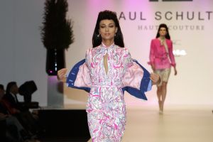 20-03-2007 SHOWBIZZ; PAUL SCHULTEN PRESENTEERDE WEER EEN BIJZONDERE VOORJAARS-ZOMERMODESHOW. Het Okura was weer afgeladen vol met mensen die de bijzondere mode van Paul en zijn Team kunnen waarderen.Vele modellen ook met een maatje meer presenteerde prachtige opzienbarende mode, afgewisseld met mode voor de jonge zakenvrouw.Voor elk wat wils bracht Paul Schulten een bijzondere show waar ieder van genoten heeft, ook de vele bekende Nederlanders waren na de modeshow diep onder de indruk van de creatieve inspiratie van Paul Schulten. Het is nu afspraken maken en allerlei creaties op maat gaan maken voor de kooplustige clienten.
Foto: Albert den Iseger.