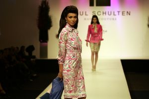 20-03-2007 SHOWBIZZ; PAUL SCHULTEN PRESENTEERDE WEER EEN BIJZONDERE VOORJAARS-ZOMERMODESHOW. Het Okura was weer afgeladen vol met mensen die de bijzondere mode van Paul en zijn Team kunnen waarderen.Vele modellen ook met een maatje meer presenteerde prachtige opzienbarende mode, afgewisseld met mode voor de jonge zakenvrouw.Voor elk wat wils bracht Paul Schulten een bijzondere show waar ieder van genoten heeft, ook de vele bekende Nederlanders waren na de modeshow diep onder de indruk van de creatieve inspiratie van Paul Schulten. Het is nu afspraken maken en allerlei creaties op maat gaan maken voor de kooplustige clienten.
Foto: Albert den Iseger.