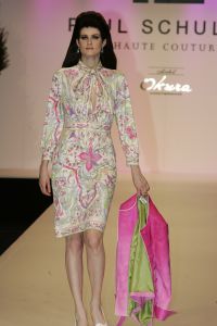 20-03-2007 SHOWBIZZ; PAUL SCHULTEN PRESENTEERDE WEER EEN BIJZONDERE VOORJAARS-ZOMERMODESHOW. Het Okura was weer afgeladen vol met mensen die de bijzondere mode van Paul en zijn Team kunnen waarderen.Vele modellen ook met een maatje meer presenteerde prachtige opzienbarende mode, afgewisseld met mode voor de jonge zakenvrouw.Voor elk wat wils bracht Paul Schulten een bijzondere show waar ieder van genoten heeft, ook de vele bekende Nederlanders waren na de modeshow diep onder de indruk van de creatieve inspiratie van Paul Schulten. Het is nu afspraken maken en allerlei creaties op maat gaan maken voor de kooplustige clienten.
Foto: Albert den Iseger.