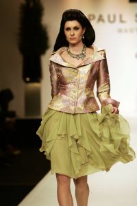 20-03-2007 SHOWBIZZ; PAUL SCHULTEN PRESENTEERDE WEER EEN BIJZONDERE VOORJAARS-ZOMERMODESHOW. Het Okura was weer afgeladen vol met mensen die de bijzondere mode van Paul en zijn Team kunnen waarderen.Vele modellen ook met een maatje meer presenteerde prachtige opzienbarende mode, afgewisseld met mode voor de jonge zakenvrouw.Voor elk wat wils bracht Paul Schulten een bijzondere show waar ieder van genoten heeft, ook de vele bekende Nederlanders waren na de modeshow diep onder de indruk van de creatieve inspiratie van Paul Schulten. Het is nu afspraken maken en allerlei creaties op maat gaan maken voor de kooplustige clienten.
Foto: Albert den Iseger.