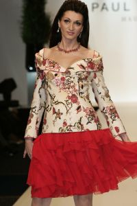 20-03-2007 SHOWBIZZ; PAUL SCHULTEN PRESENTEERDE WEER EEN BIJZONDERE VOORJAARS-ZOMERMODESHOW. Het Okura was weer afgeladen vol met mensen die de bijzondere mode van Paul en zijn Team kunnen waarderen.Vele modellen ook met een maatje meer presenteerde prachtige opzienbarende mode, afgewisseld met mode voor de jonge zakenvrouw.Voor elk wat wils bracht Paul Schulten een bijzondere show waar ieder van genoten heeft, ook de vele bekende Nederlanders waren na de modeshow diep onder de indruk van de creatieve inspiratie van Paul Schulten. Het is nu afspraken maken en allerlei creaties op maat gaan maken voor de kooplustige clienten.
Foto: Albert den Iseger.
