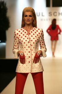 20-03-2007 SHOWBIZZ; PAUL SCHULTEN PRESENTEERDE WEER EEN BIJZONDERE VOORJAARS-ZOMERMODESHOW. Het Okura was weer afgeladen vol met mensen die de bijzondere mode van Paul en zijn Team kunnen waarderen.Vele modellen ook met een maatje meer presenteerde prachtige opzienbarende mode, afgewisseld met mode voor de jonge zakenvrouw.Voor elk wat wils bracht Paul Schulten een bijzondere show waar ieder van genoten heeft, ook de vele bekende Nederlanders waren na de modeshow diep onder de indruk van de creatieve inspiratie van Paul Schulten. Het is nu afspraken maken en allerlei creaties op maat gaan maken voor de kooplustige clienten.
Foto: Albert den Iseger.
