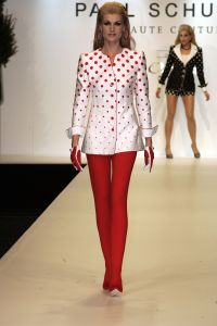 20-03-2007 SHOWBIZZ; PAUL SCHULTEN PRESENTEERDE WEER EEN BIJZONDERE VOORJAARS-ZOMERMODESHOW. Het Okura was weer afgeladen vol met mensen die de bijzondere mode van Paul en zijn Team kunnen waarderen.Vele modellen ook met een maatje meer presenteerde prachtige opzienbarende mode, afgewisseld met mode voor de jonge zakenvrouw.Voor elk wat wils bracht Paul Schulten een bijzondere show waar ieder van genoten heeft, ook de vele bekende Nederlanders waren na de modeshow diep onder de indruk van de creatieve inspiratie van Paul Schulten. Het is nu afspraken maken en allerlei creaties op maat gaan maken voor de kooplustige clienten.
Foto: Albert den Iseger.
