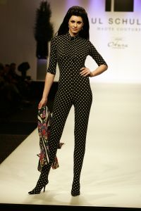 20-03-2007 SHOWBIZZ; PAUL SCHULTEN PRESENTEERDE WEER EEN BIJZONDERE VOORJAARS-ZOMERMODESHOW. Het Okura was weer afgeladen vol met mensen die de bijzondere mode van Paul en zijn Team kunnen waarderen.Vele modellen ook met een maatje meer presenteerde prachtige opzienbarende mode, afgewisseld met mode voor de jonge zakenvrouw.Voor elk wat wils bracht Paul Schulten een bijzondere show waar ieder van genoten heeft, ook de vele bekende Nederlanders waren na de modeshow diep onder de indruk van de creatieve inspiratie van Paul Schulten. Het is nu afspraken maken en allerlei creaties op maat gaan maken voor de kooplustige clienten.
Foto: Albert den Iseger.