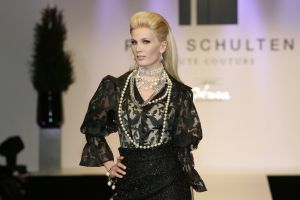 20-03-2007 SHOWBIZZ; PAUL SCHULTEN PRESENTEERDE WEER EEN BIJZONDERE VOORJAARS-ZOMERMODESHOW. Het Okura was weer afgeladen vol met mensen die de bijzondere mode van Paul en zijn Team kunnen waarderen.Vele modellen ook met een maatje meer presenteerde prachtige opzienbarende mode, afgewisseld met mode voor de jonge zakenvrouw.Voor elk wat wils bracht Paul Schulten een bijzondere show waar ieder van genoten heeft, ook de vele bekende Nederlanders waren na de modeshow diep onder de indruk van de creatieve inspiratie van Paul Schulten. Het is nu afspraken maken en allerlei creaties op maat gaan maken voor de kooplustige clienten.
Foto: Albert den Iseger.