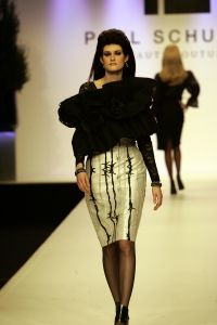 20-03-2007 SHOWBIZZ; PAUL SCHULTEN PRESENTEERDE WEER EEN BIJZONDERE VOORJAARS-ZOMERMODESHOW. Het Okura was weer afgeladen vol met mensen die de bijzondere mode van Paul en zijn Team kunnen waarderen.Vele modellen ook met een maatje meer presenteerde prachtige opzienbarende mode, afgewisseld met mode voor de jonge zakenvrouw.Voor elk wat wils bracht Paul Schulten een bijzondere show waar ieder van genoten heeft, ook de vele bekende Nederlanders waren na de modeshow diep onder de indruk van de creatieve inspiratie van Paul Schulten. Het is nu afspraken maken en allerlei creaties op maat gaan maken voor de kooplustige clienten.
Foto: Albert den Iseger.