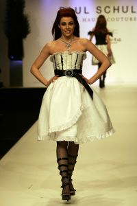 20-03-2007 SHOWBIZZ; PAUL SCHULTEN PRESENTEERDE WEER EEN BIJZONDERE VOORJAARS-ZOMERMODESHOW. Het Okura was weer afgeladen vol met mensen die de bijzondere mode van Paul en zijn Team kunnen waarderen.Vele modellen ook met een maatje meer presenteerde prachtige opzienbarende mode, afgewisseld met mode voor de jonge zakenvrouw.Voor elk wat wils bracht Paul Schulten een bijzondere show waar ieder van genoten heeft, ook de vele bekende Nederlanders waren na de modeshow diep onder de indruk van de creatieve inspiratie van Paul Schulten. Het is nu afspraken maken en allerlei creaties op maat gaan maken voor de kooplustige clienten.
Foto: Albert den Iseger.