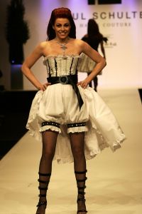 20-03-2007 SHOWBIZZ; PAUL SCHULTEN PRESENTEERDE WEER EEN BIJZONDERE VOORJAARS-ZOMERMODESHOW. Het Okura was weer afgeladen vol met mensen die de bijzondere mode van Paul en zijn Team kunnen waarderen.Vele modellen ook met een maatje meer presenteerde prachtige opzienbarende mode, afgewisseld met mode voor de jonge zakenvrouw.Voor elk wat wils bracht Paul Schulten een bijzondere show waar ieder van genoten heeft, ook de vele bekende Nederlanders waren na de modeshow diep onder de indruk van de creatieve inspiratie van Paul Schulten. Het is nu afspraken maken en allerlei creaties op maat gaan maken voor de kooplustige clienten.
Foto: Albert den Iseger.