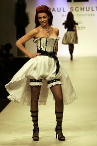 20-03-2007 SHOWBIZZ; PAUL SCHULTEN PRESENTEERDE WEER EEN BIJZONDERE VOORJAARS-ZOMERMODESHOW. Het Okura was weer afgeladen vol met mensen die de bijzondere mode van Paul en zijn Team kunnen waarderen.Vele modellen ook met een maatje meer presenteerde prachtige opzienbarende mode, afgewisseld met mode voor de jonge zakenvrouw.Voor elk wat wils bracht Paul Schulten een bijzondere show waar ieder van genoten heeft, ook de vele bekende Nederlanders waren na de modeshow diep onder de indruk van de creatieve inspiratie van Paul Schulten. Het is nu afspraken maken en allerlei creaties op maat gaan maken voor de kooplustige clienten.
Foto: Albert den Iseger.