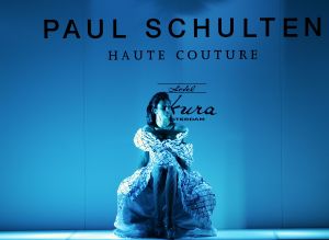 20-03-2007 SHOWBIZZ; PAUL SCHULTEN PRESENTEERDE WEER EEN BIJZONDERE VOORJAARS-ZOMERMODESHOW. Het Okura was weer afgeladen vol met mensen die de bijzondere mode van Paul en zijn Team kunnen waarderen.Vele modellen ook met een maatje meer presenteerde prachtige opzienbarende mode, afgewisseld met mode voor de jonge zakenvrouw.Voor elk wat wils bracht Paul Schulten een bijzondere show waar ieder van genoten heeft, ook de vele bekende Nederlanders waren na de modeshow diep onder de indruk van de creatieve inspiratie van Paul Schulten. Het is nu afspraken maken en allerlei creaties op maat gaan maken voor de kooplustige clienten.
Foto: Albert den Iseger.