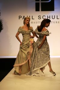 20-03-2007 SHOWBIZZ; PAUL SCHULTEN PRESENTEERDE WEER EEN BIJZONDERE VOORJAARS-ZOMERMODESHOW. Het Okura was weer afgeladen vol met mensen die de bijzondere mode van Paul en zijn Team kunnen waarderen.Vele modellen ook met een maatje meer presenteerde prachtige opzienbarende mode, afgewisseld met mode voor de jonge zakenvrouw.Voor elk wat wils bracht Paul Schulten een bijzondere show waar ieder van genoten heeft, ook de vele bekende Nederlanders waren na de modeshow diep onder de indruk van de creatieve inspiratie van Paul Schulten. Het is nu afspraken maken en allerlei creaties op maat gaan maken voor de kooplustige clienten.
Foto: Albert den Iseger.