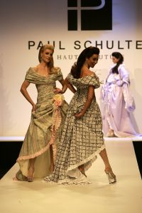 20-03-2007 SHOWBIZZ; PAUL SCHULTEN PRESENTEERDE WEER EEN BIJZONDERE VOORJAARS-ZOMERMODESHOW. Het Okura was weer afgeladen vol met mensen die de bijzondere mode van Paul en zijn Team kunnen waarderen.Vele modellen ook met een maatje meer presenteerde prachtige opzienbarende mode, afgewisseld met mode voor de jonge zakenvrouw.Voor elk wat wils bracht Paul Schulten een bijzondere show waar ieder van genoten heeft, ook de vele bekende Nederlanders waren na de modeshow diep onder de indruk van de creatieve inspiratie van Paul Schulten. Het is nu afspraken maken en allerlei creaties op maat gaan maken voor de kooplustige clienten.
Foto: Albert den Iseger.