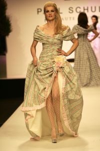 20-03-2007 SHOWBIZZ; PAUL SCHULTEN PRESENTEERDE WEER EEN BIJZONDERE VOORJAARS-ZOMERMODESHOW. Het Okura was weer afgeladen vol met mensen die de bijzondere mode van Paul en zijn Team kunnen waarderen.Vele modellen ook met een maatje meer presenteerde prachtige opzienbarende mode, afgewisseld met mode voor de jonge zakenvrouw.Voor elk wat wils bracht Paul Schulten een bijzondere show waar ieder van genoten heeft, ook de vele bekende Nederlanders waren na de modeshow diep onder de indruk van de creatieve inspiratie van Paul Schulten. Het is nu afspraken maken en allerlei creaties op maat gaan maken voor de kooplustige clienten.
Foto: Albert den Iseger.