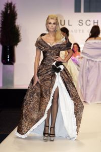 20-03-2007 SHOWBIZZ; PAUL SCHULTEN PRESENTEERDE WEER EEN BIJZONDERE VOORJAARS-ZOMERMODESHOW. Het Okura was weer afgeladen vol met mensen die de bijzondere mode van Paul en zijn Team kunnen waarderen.Vele modellen ook met een maatje meer presenteerde prachtige opzienbarende mode, afgewisseld met mode voor de jonge zakenvrouw.Voor elk wat wils bracht Paul Schulten een bijzondere show waar ieder van genoten heeft, ook de vele bekende Nederlanders waren na de modeshow diep onder de indruk van de creatieve inspiratie van Paul Schulten. Het is nu afspraken maken en allerlei creaties op maat gaan maken voor de kooplustige clienten.
Foto: Albert den Iseger.