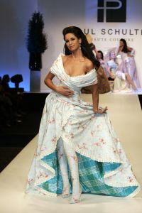20-03-2007 SHOWBIZZ; PAUL SCHULTEN PRESENTEERDE WEER EEN BIJZONDERE VOORJAARS-ZOMERMODESHOW. Het Okura was weer afgeladen vol met mensen die de bijzondere mode van Paul en zijn Team kunnen waarderen.Vele modellen ook met een maatje meer presenteerde prachtige opzienbarende mode, afgewisseld met mode voor de jonge zakenvrouw.Voor elk wat wils bracht Paul Schulten een bijzondere show waar ieder van genoten heeft, ook de vele bekende Nederlanders waren na de modeshow diep onder de indruk van de creatieve inspiratie van Paul Schulten. Het is nu afspraken maken en allerlei creaties op maat gaan maken voor de kooplustige clienten.
Foto: Albert den Iseger.