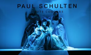 20-03-2007 SHOWBIZZ; PAUL SCHULTEN PRESENTEERDE WEER EEN BIJZONDERE VOORJAARS-ZOMERMODESHOW. Het Okura was weer afgeladen vol met mensen die de bijzondere mode van Paul en zijn Team kunnen waarderen.Vele modellen ook met een maatje meer presenteerde prachtige opzienbarende mode, afgewisseld met mode voor de jonge zakenvrouw.Voor elk wat wils bracht Paul Schulten een bijzondere show waar ieder van genoten heeft, ook de vele bekende Nederlanders waren na de modeshow diep onder de indruk van de creatieve inspiratie van Paul Schulten. Het is nu afspraken maken en allerlei creaties op maat gaan maken voor de kooplustige clienten.
Foto: Albert den Iseger.