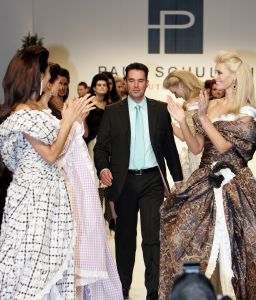20-03-2007 SHOWBIZZ; PAUL SCHULTEN PRESENTEERDE WEER EEN BIJZONDERE VOORJAARS-ZOMERMODESHOW. Het Okura was weer afgeladen vol met mensen die de bijzondere mode van Paul en zijn Team kunnen waarderen.Vele modellen ook met een maatje meer presenteerde prachtige opzienbarende mode, afgewisseld met mode voor de jonge zakenvrouw.Voor elk wat wils bracht Paul Schulten een bijzondere show waar ieder van genoten heeft, ook de vele bekende Nederlanders waren na de modeshow diep onder de indruk van de creatieve inspiratie van Paul Schulten. Het is nu afspraken maken en allerlei creaties op maat gaan maken voor de kooplustige clienten.
Foto: Albert den Iseger.