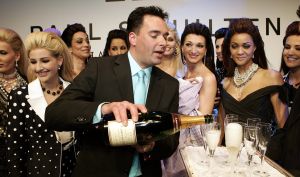 20-03-2007 SHOWBIZZ; PAUL SCHULTEN PRESENTEERDE WEER EEN BIJZONDERE VOORJAARS-ZOMERMODESHOW. Het Okura was weer afgeladen vol met mensen die de bijzondere mode van Paul en zijn Team kunnen waarderen.Vele modellen ook met een maatje meer presenteerde prachtige opzienbarende mode, afgewisseld met mode voor de jonge zakenvrouw.Voor elk wat wils bracht Paul Schulten een bijzondere show waar ieder van genoten heeft, ook de vele bekende Nederlanders waren na de modeshow diep onder de indruk van de creatieve inspiratie van Paul Schulten. Het is nu afspraken maken en allerlei creaties op maat gaan maken voor de kooplustige clienten.
Foto: Albert den Iseger.