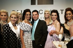 20-03-2007 SHOWBIZZ; PAUL SCHULTEN PRESENTEERDE WEER EEN BIJZONDERE VOORJAARS-ZOMERMODESHOW. Het Okura was weer afgeladen vol met mensen die de bijzondere mode van Paul en zijn Team kunnen waarderen.Vele modellen ook met een maatje meer presenteerde prachtige opzienbarende mode, afgewisseld met mode voor de jonge zakenvrouw.Voor elk wat wils bracht Paul Schulten een bijzondere show waar ieder van genoten heeft, ook de vele bekende Nederlanders waren na de modeshow diep onder de indruk van de creatieve inspiratie van Paul Schulten. Het is nu afspraken maken en allerlei creaties op maat gaan maken voor de kooplustige clienten.
Foto: Albert den Iseger.