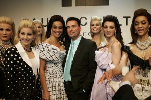 20-03-2007 SHOWBIZZ; PAUL SCHULTEN PRESENTEERDE WEER EEN BIJZONDERE VOORJAARS-ZOMERMODESHOW. Het Okura was weer afgeladen vol met mensen die de bijzondere mode van Paul en zijn Team kunnen waarderen.Vele modellen ook met een maatje meer presenteerde prachtige opzienbarende mode, afgewisseld met mode voor de jonge zakenvrouw.Voor elk wat wils bracht Paul Schulten een bijzondere show waar ieder van genoten heeft, ook de vele bekende Nederlanders waren na de modeshow diep onder de indruk van de creatieve inspiratie van Paul Schulten. Het is nu afspraken maken en allerlei creaties op maat gaan maken voor de kooplustige clienten.
Foto: Albert den Iseger.