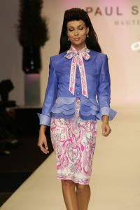 20-03-2007 SHOWBIZZ; PAUL SCHULTEN PRESENTEERDE WEER EEN BIJZONDERE VOORJAARS-ZOMERMODESHOW. Het Okura was weer afgeladen vol met mensen die de bijzondere mode van Paul en zijn Team kunnen waarderen.Vele modellen ook met een maatje meer presenteerde prachtige opzienbarende mode, afgewisseld met mode voor de jonge zakenvrouw.Voor elk wat wils bracht Paul Schulten een bijzondere show waar ieder van genoten heeft, ook de vele bekende Nederlanders waren na de modeshow diep onder de indruk van de creatieve inspiratie van Paul Schulten. Het is nu afspraken maken en allerlei creaties op maat gaan maken voor de kooplustige clienten.
Foto: Albert den Iseger.