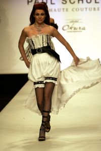 20-03-2007 SHOWBIZZ; PAUL SCHULTEN PRESENTEERDE WEER EEN BIJZONDERE VOORJAARS-ZOMERMODESHOW. Het Okura was weer afgeladen vol met mensen die de bijzondere mode van Paul en zijn Team kunnen waarderen.Vele modellen ook met een maatje meer presenteerde prachtige opzienbarende mode, afgewisseld met mode voor de jonge zakenvrouw.Voor elk wat wils bracht Paul Schulten een bijzondere show waar ieder van genoten heeft, ook de vele bekende Nederlanders waren na de modeshow diep onder de indruk van de creatieve inspiratie van Paul Schulten. Het is nu afspraken maken en allerlei creaties op maat gaan maken voor de kooplustige clienten.
Foto: Albert den Iseger.