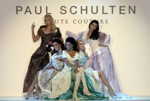 20-03-2007 SHOWBIZZ; PAUL SCHULTEN PRESENTEERDE WEER EEN BIJZONDERE VOORJAARS-ZOMERMODESHOW. Het Okura was weer afgeladen vol met mensen die de bijzondere mode van Paul en zijn Team kunnen waarderen.Vele modellen ook met een maatje meer presenteerde prachtige opzienbarende mode, afgewisseld met mode voor de jonge zakenvrouw.Voor elk wat wils bracht Paul Schulten een bijzondere show waar ieder van genoten heeft, ook de vele bekende Nederlanders waren na de modeshow diep onder de indruk van de creatieve inspiratie van Paul Schulten. Het is nu afspraken maken en allerlei creaties op maat gaan maken voor de kooplustige clienten.
Foto: Albert den Iseger.