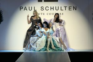 20-03-2007 SHOWBIZZ; PAUL SCHULTEN PRESENTEERDE WEER EEN BIJZONDERE VOORJAARS-ZOMERMODESHOW. Het Okura was weer afgeladen vol met mensen die de bijzondere mode van Paul en zijn Team kunnen waarderen.Vele modellen ook met een maatje meer presenteerde prachtige opzienbarende mode, afgewisseld met mode voor de jonge zakenvrouw.Voor elk wat wils bracht Paul Schulten een bijzondere show waar ieder van genoten heeft, ook de vele bekende Nederlanders waren na de modeshow diep onder de indruk van de creatieve inspiratie van Paul Schulten. Het is nu afspraken maken en allerlei creaties op maat gaan maken voor de kooplustige clienten.
Foto: Albert den Iseger.