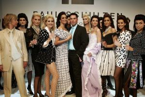 20-03-2007 SHOWBIZZ; PAUL SCHULTEN PRESENTEERDE WEER EEN BIJZONDERE VOORJAARS-ZOMERMODESHOW. Het Okura was weer afgeladen vol met mensen die de bijzondere mode van Paul en zijn Team kunnen waarderen.Vele modellen ook met een maatje meer presenteerde prachtige opzienbarende mode, afgewisseld met mode voor de jonge zakenvrouw.Voor elk wat wils bracht Paul Schulten een bijzondere show waar ieder van genoten heeft, ook de vele bekende Nederlanders waren na de modeshow diep onder de indruk van de creatieve inspiratie van Paul Schulten. Het is nu afspraken maken en allerlei creaties op maat gaan maken voor de kooplustige clienten.
Foto: Albert den Iseger.
